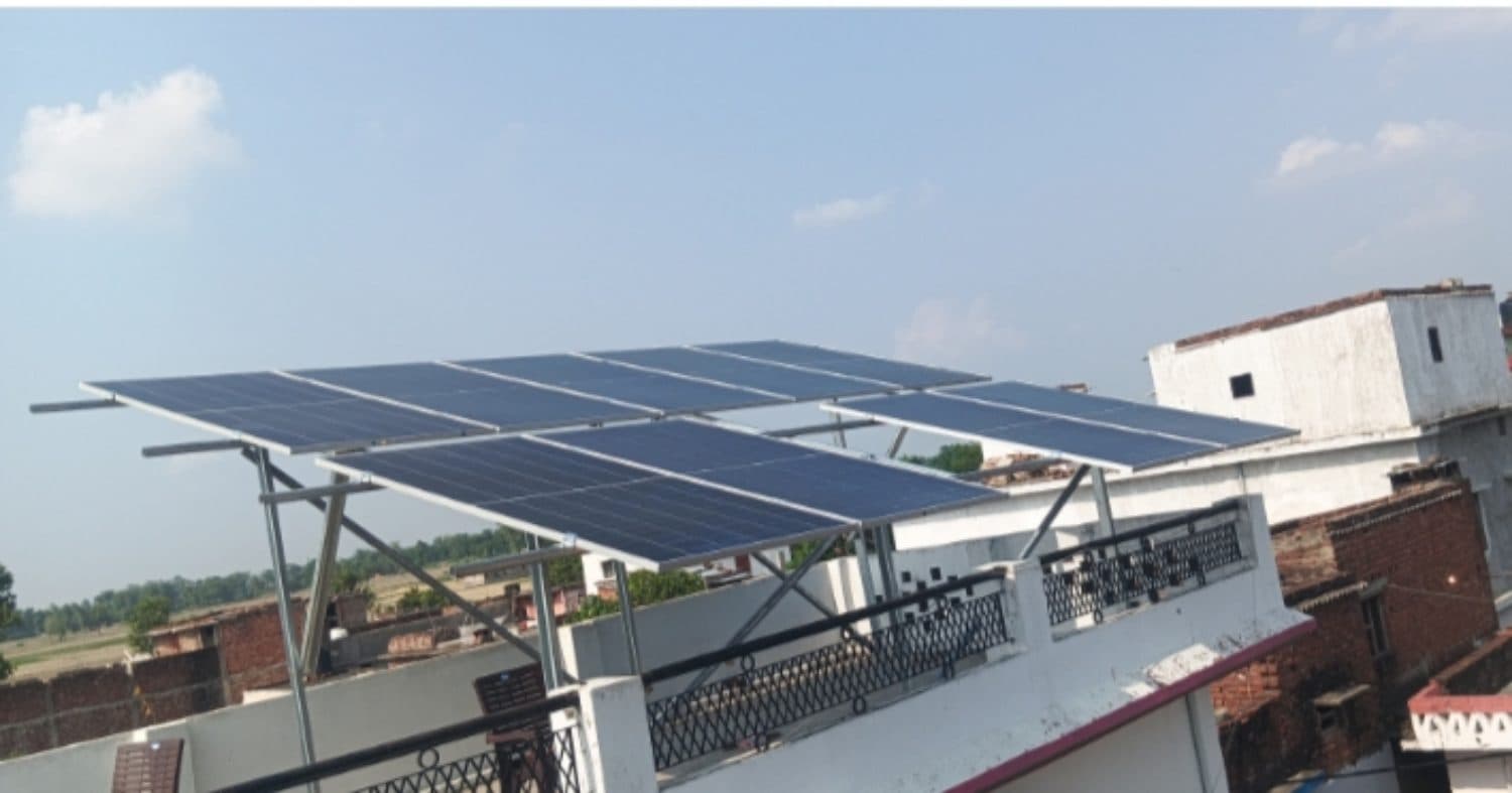 Elevated rooftop solar array installed by Anand Solar Energy Point in Kushinagar
